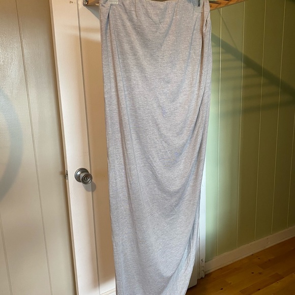 LovPosh Hi-Lo gray skirt w/elastic waist band - Picture 2 of 13